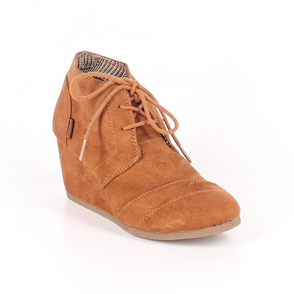 BONGO Shoes - Bongo | wedged, brown, suede ankle boots.